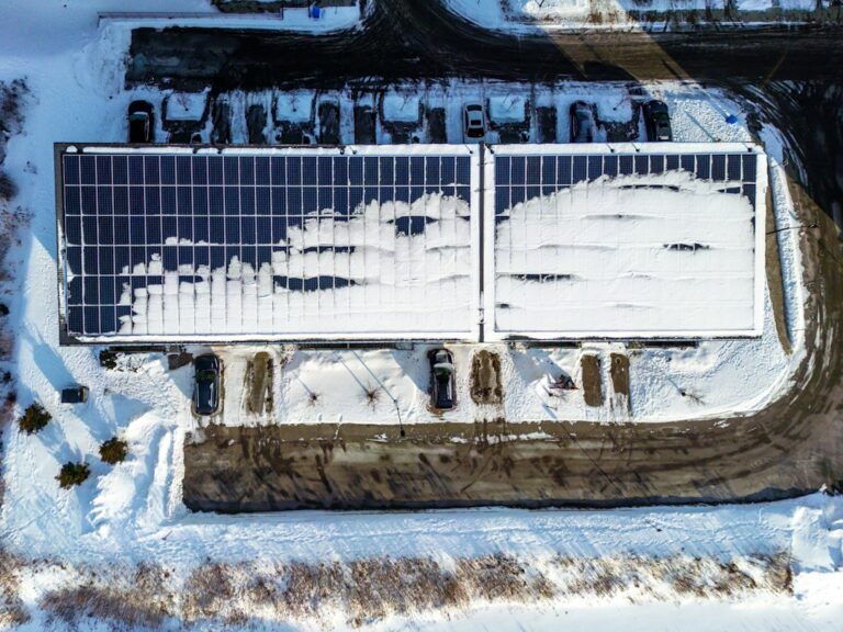 Contrato de Mantenimiento Solar: Cuándo Es Obligatorio por Potencia Instalada: Rooftop solar panels partially covered in snow