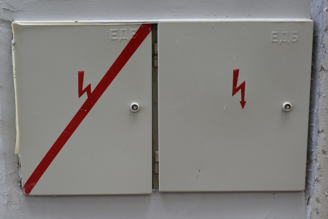 Permisos de Obra y Declaración Responsable para Instalar Paneles en Tejado: white and red no smoking sign