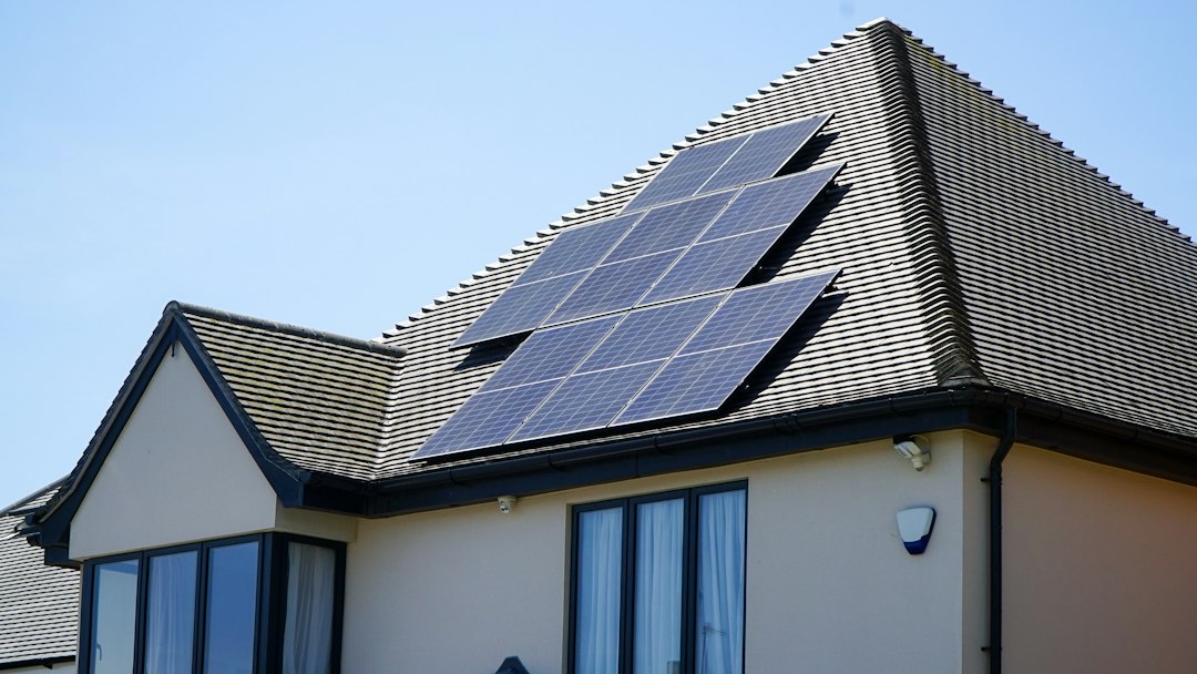 Paneles Monocristalinos vs Policristalinos: Rendimiento, Coste y Eficiencia: a house with solar panels