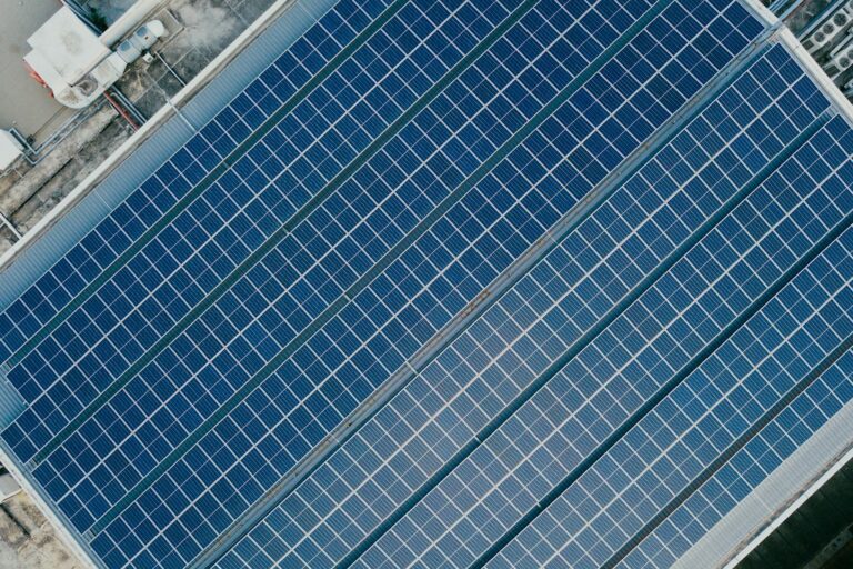 Seguros para Placas Solares: Coberturas de Granizo, Robo y Daños Eléctricos: blue solar panels
