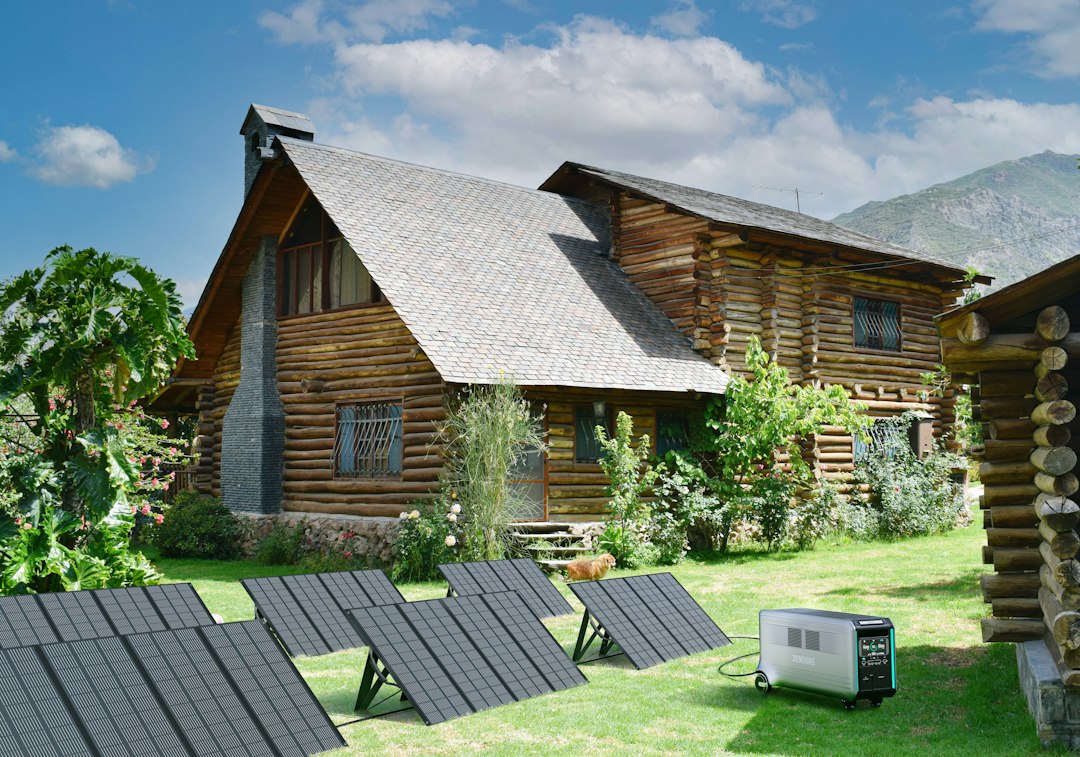 Baterías de Litio LiFePO4 para Autoconsumo: Vida Útil, Capacidad y Ciclos: a log cabin with solar panels on the lawn