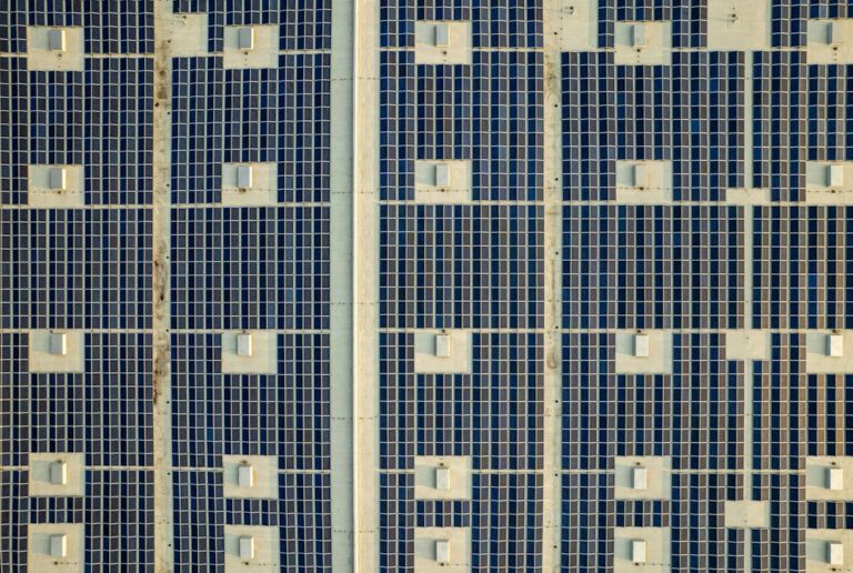 Cálculo Real del Retorno de Inversión (ROI) en una Instalación Solar Doméstica: Two rows of rows of blue and white tiles