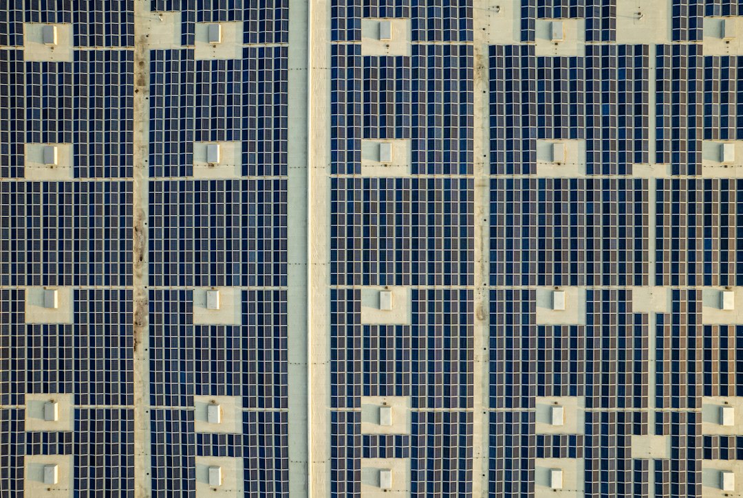 Cálculo Real del Retorno de Inversión (ROI) en una Instalación Solar Doméstica: Two rows of rows of blue and white tiles