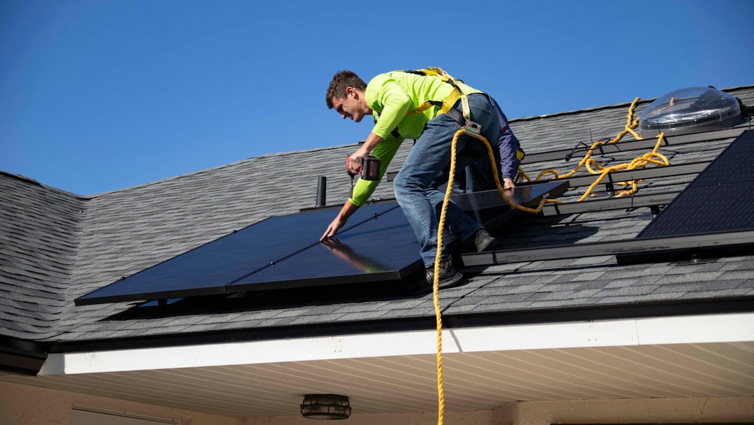 Tarifas de Luz Solar: Cómo Elegir la Mejor Comercializadora para Autoconsumo: a man on a roof