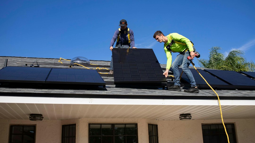 Paneles Solares para Espacios Reducidos: Alta Eficiencia y Células Shingled: men on top of a roof