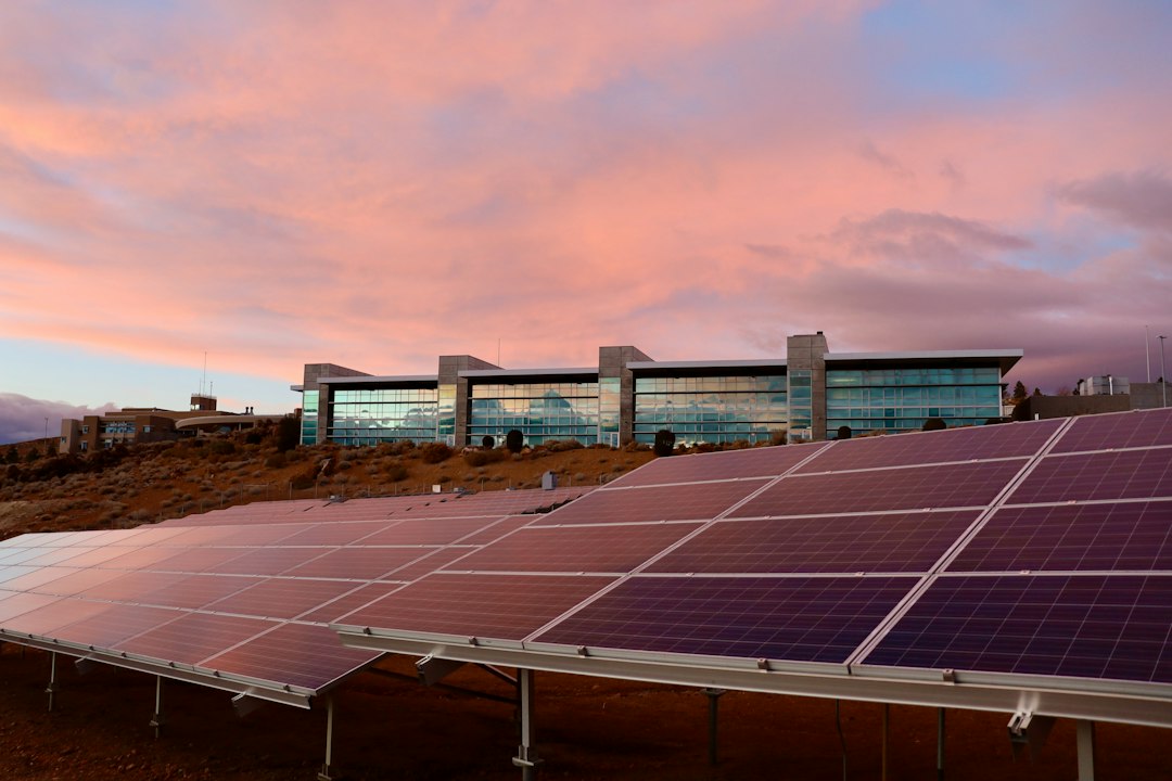 Cómo Configurar la Monitorización WiFi de tu Inversor Solar para Ver Consumos: solar panels on brown field under white clouds during daytime