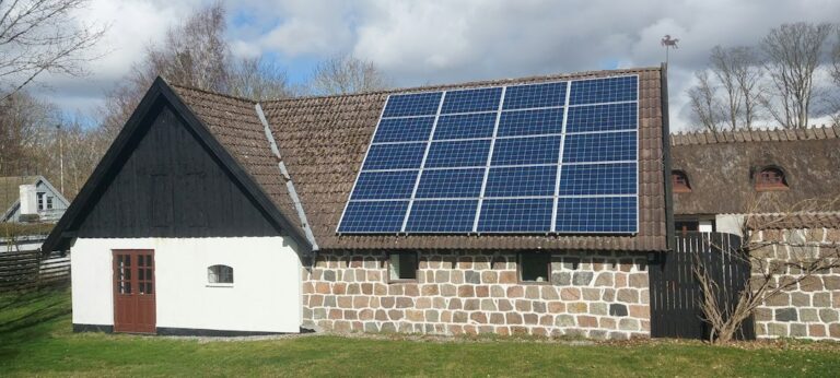 Guía de Potencia Pico (Wp): Cómo Interpretar las Fichas Técnicas de Placas: a house with a solar panel on the roof