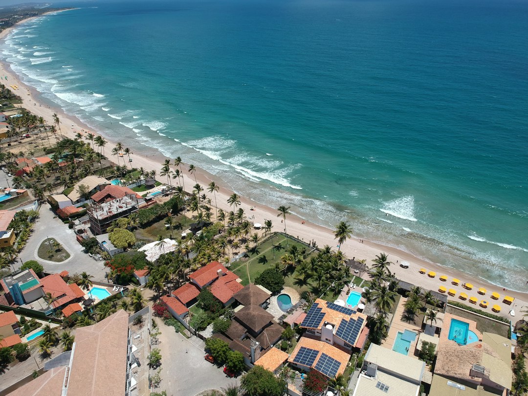 Inversores Híbridos para Placas Solares: Funcionamiento, Tipos y Selección: Aerial view of a tropical coastline with resorts and ocean