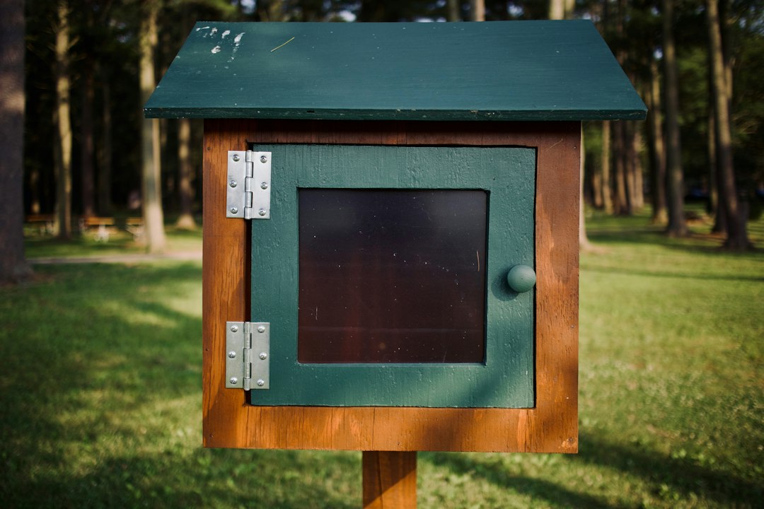 Subvenciones y Fondos Next Generation para Placas Solares: Guía de Ayudas: A green and brown box sitting on top of a lush green field