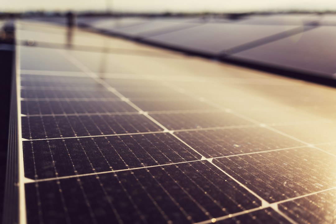 Seguros para Placas Solares: Coberturas de Granizo, Robo y Daños Eléctricos: a close up of a solar panel on a roof