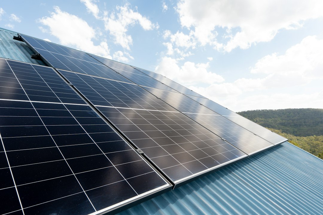 Cómo Detectar Averías o Bajadas de Rendimiento en tus Placas Solares: Solar panels mounted on a corrugated metal roof under a bright blue sky