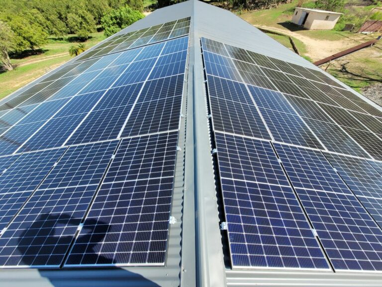 Cómo Detectar Averías o Bajadas de Rendimiento en tus Placas Solares: Solar panels installed on a grey corrugated metal roof