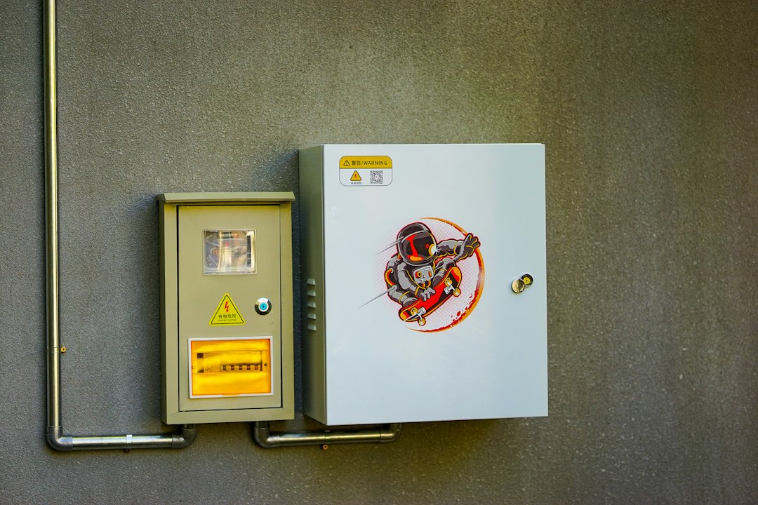 Requisitos Técnicos del Boletín Eléctrico (CIE) para tu Instalación Solar: a white box with a picture of a man on it