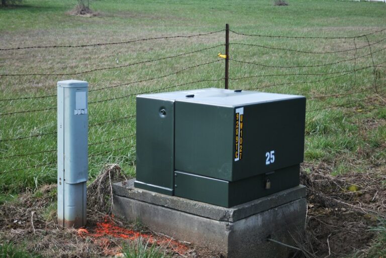Reciclaje y Sostenibilidad de los Componentes Fotovoltaicos al Fin de su Vida: a large green box sitting in the middle of a field