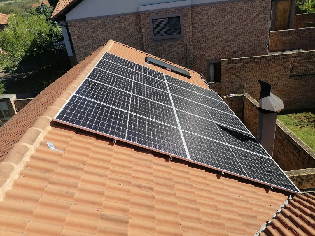 Deducción en el IRPF por Obras de Eficiencia Energética e Instalación Solar: Solar panels installed on a tiled residential roof