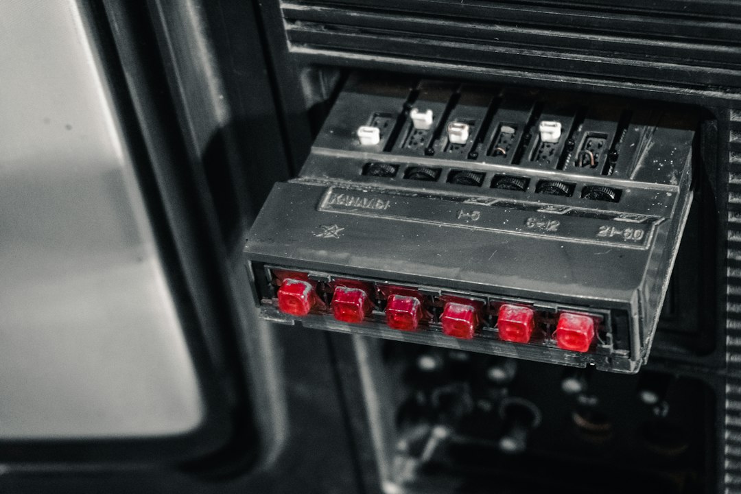 Requisitos Técnicos del Boletín Eléctrico (CIE) para tu Instalación Solar: Vintage car radio with illuminated buttons