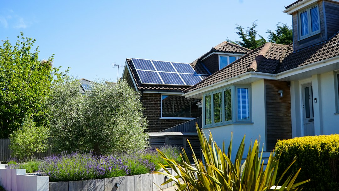 Sistemas de Respaldo Eléctrico (Backup EPS): Mantener la Luz ante Apagones: a house with solar panels