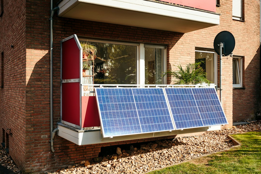 Cómo Calcular la Capacidad de Batería Necesaria para tu Vivienda y Hábitos: Solar panels on a brick building balcony