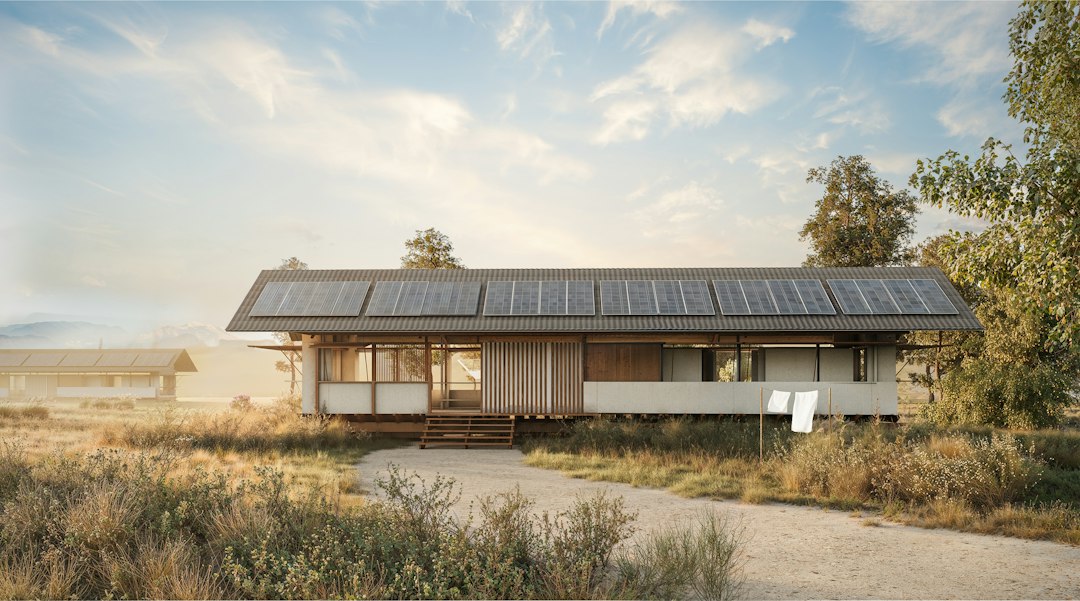 Sistemas de Respaldo Eléctrico (Backup EPS): Mantener la Luz ante Apagones: Modern house with solar panels in a grassy field