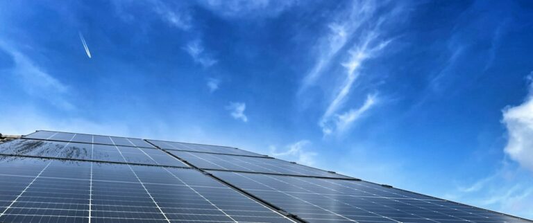 Garantías en Paneles Solares: Diferencias entre Producto y Rendimiento Lineal: a close-up of a solar panel