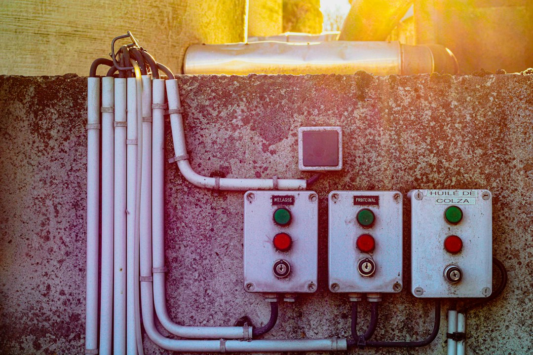 Permisos de Obra y Declaración Responsable para Instalar Paneles en Tejado: power switches on wall