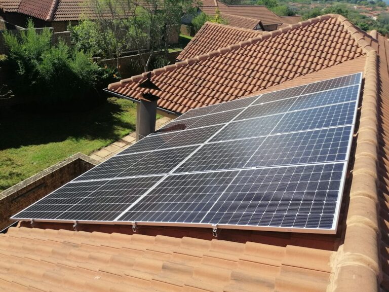 Mantenimiento Preventivo del Inversor Solar: Ventilación, Firmware y Conexiones: Solar panels on a red tile roof