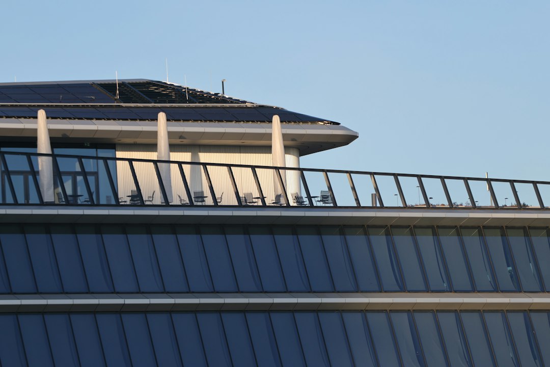 Cómo Repotenciar una Instalación Solar Existente: Añadir Nuevas Placas: An airplane is flying over a building