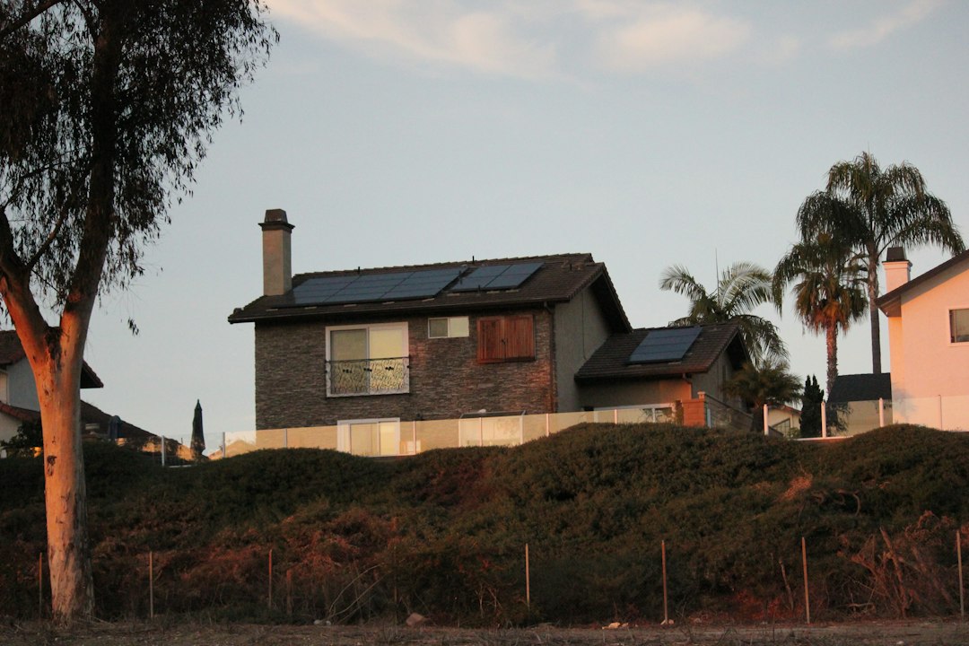 Microinversores vs Inversor Central con Optimizadores: Comparativa Exhaustiva: A couple of houses sitting on top of a hill
