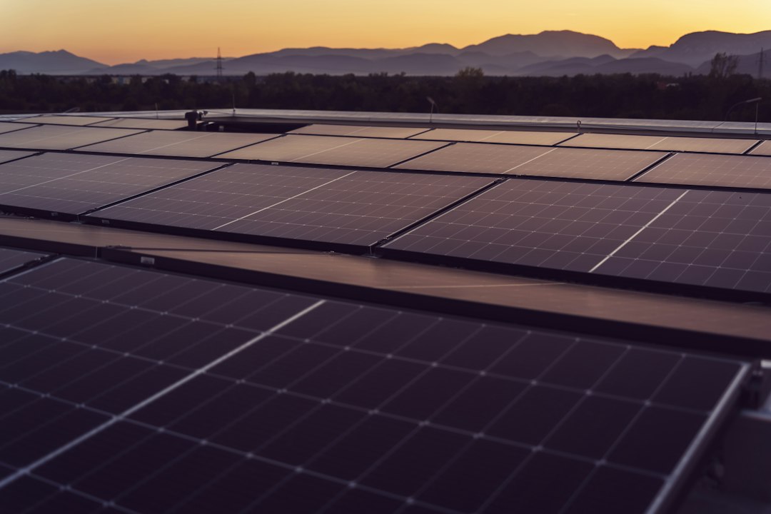 Secciones de Cableado Solar y Protecciones DC/AC Obligatorias según el REBT: a large solar panel with mountains in the background