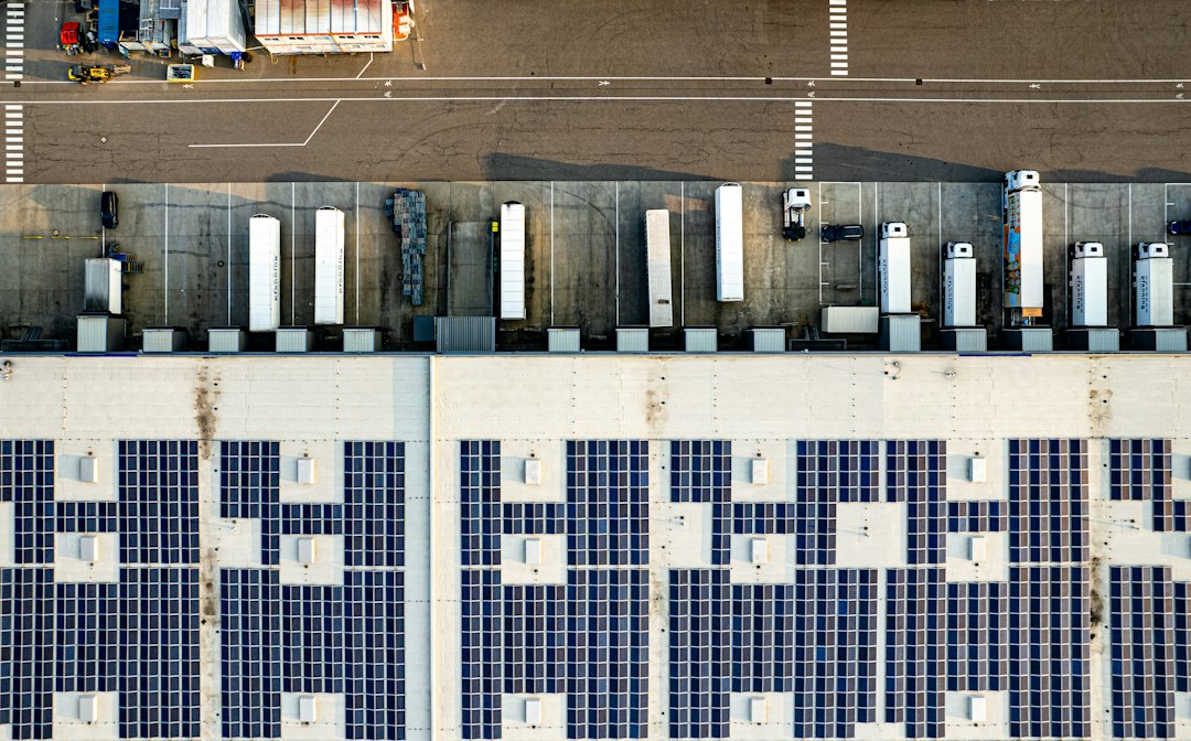 Cómo Repotenciar una Instalación Solar Existente: Añadir Nuevas Placas: An aerial view of a parking lot with lots of solar panels