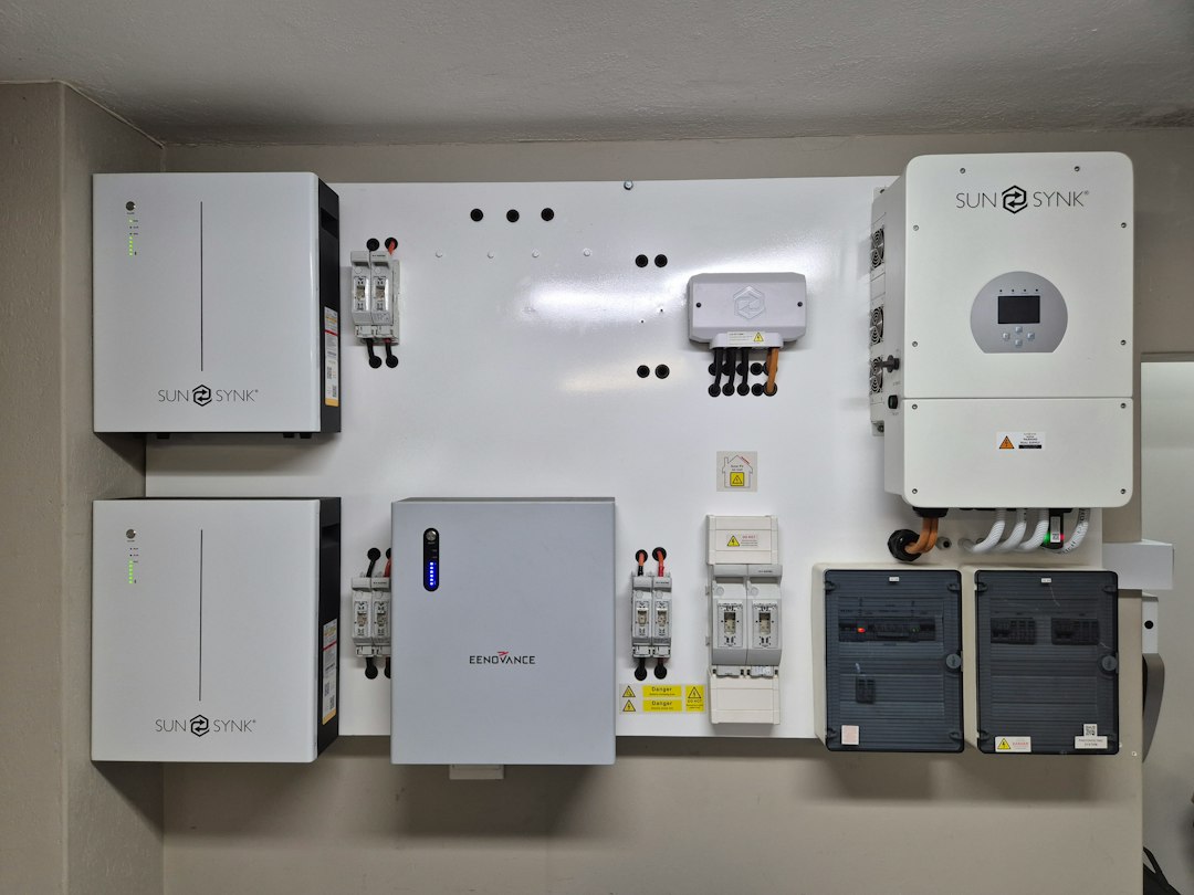Cómo Calcular la Capacidad de Batería Necesaria para tu Vivienda y Hábitos: Wall-mounted solar power and energy storage system