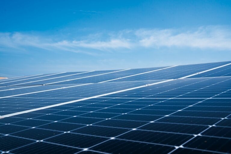 Paneles Monocristalinos vs Policristalinos: Rendimiento, Coste y Eficiencia: solar panels on a roof