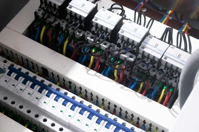 Compensación Simplificada de Excedentes: Precios, Facturación y Consejos: a bunch of wires are plugged into a switch box