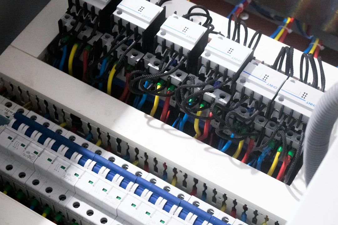Compensación Simplificada de Excedentes: Precios, Facturación y Consejos: a bunch of wires are plugged into a switch box