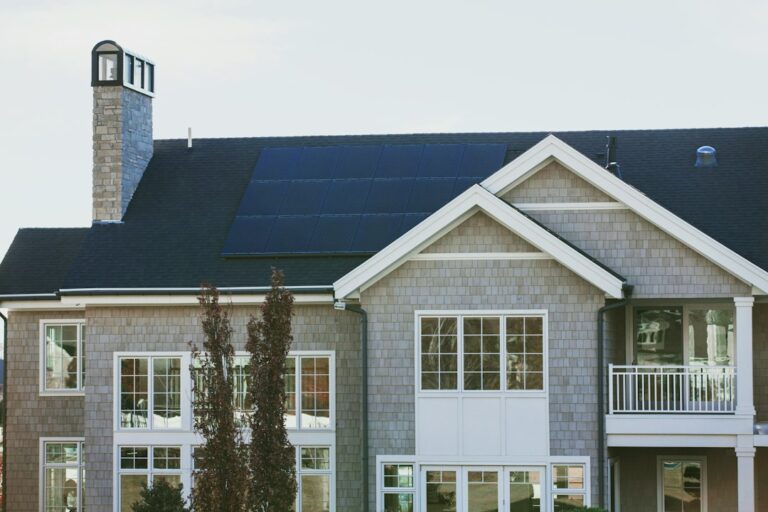 Tecnología TOPCon y HJT en Células Solares: Ventajas y Comparativa Técnica: gray concrete house