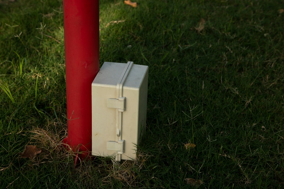 Cómo Legalizar una Instalación de Autoconsumo en España: Paso a Paso: a small refrigerator sitting next to a red pole